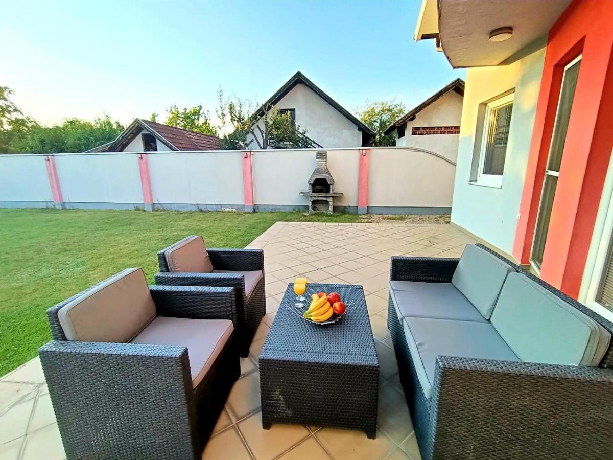 Villa 2 Etagen Mit Grossen Garten Modrica Buitenkant foto