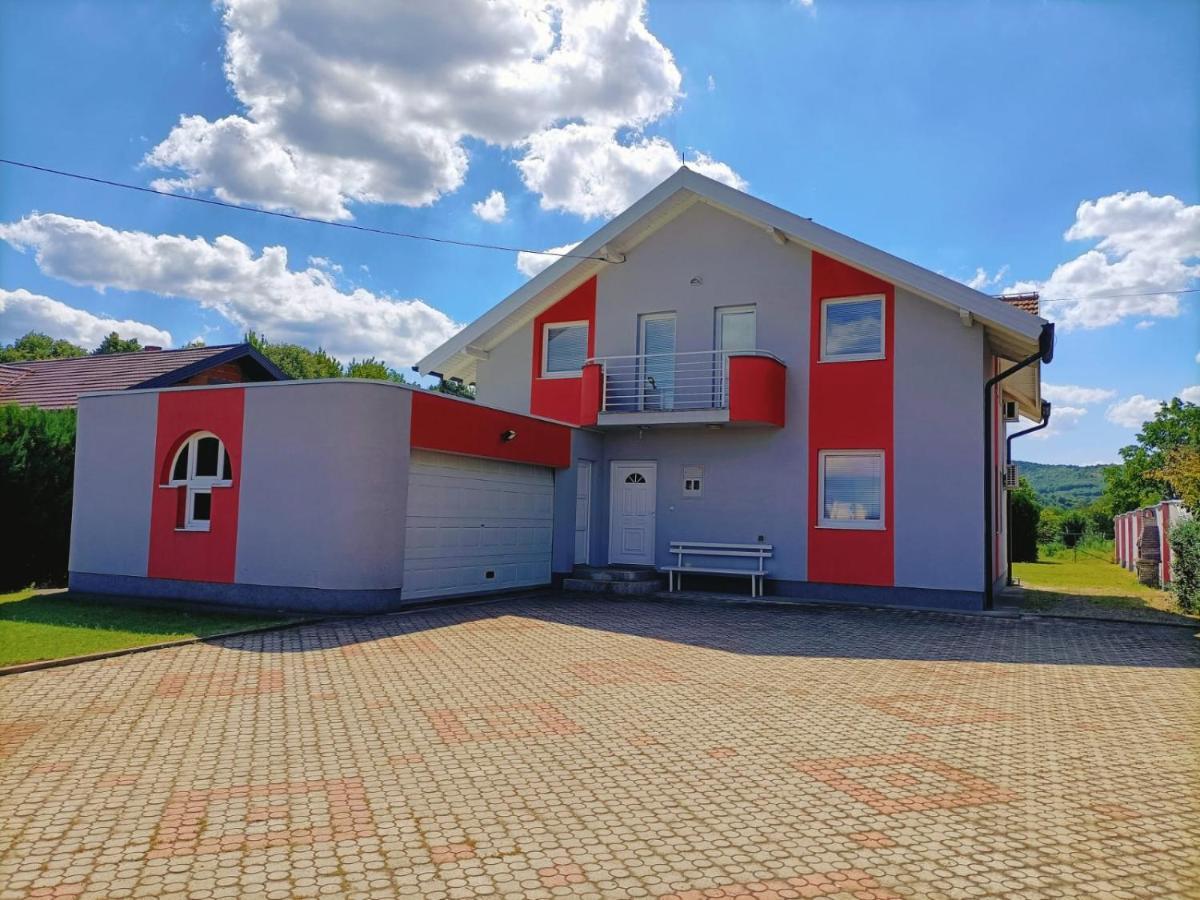 Villa 2 Etagen Mit Grossen Garten Modrica Buitenkant foto