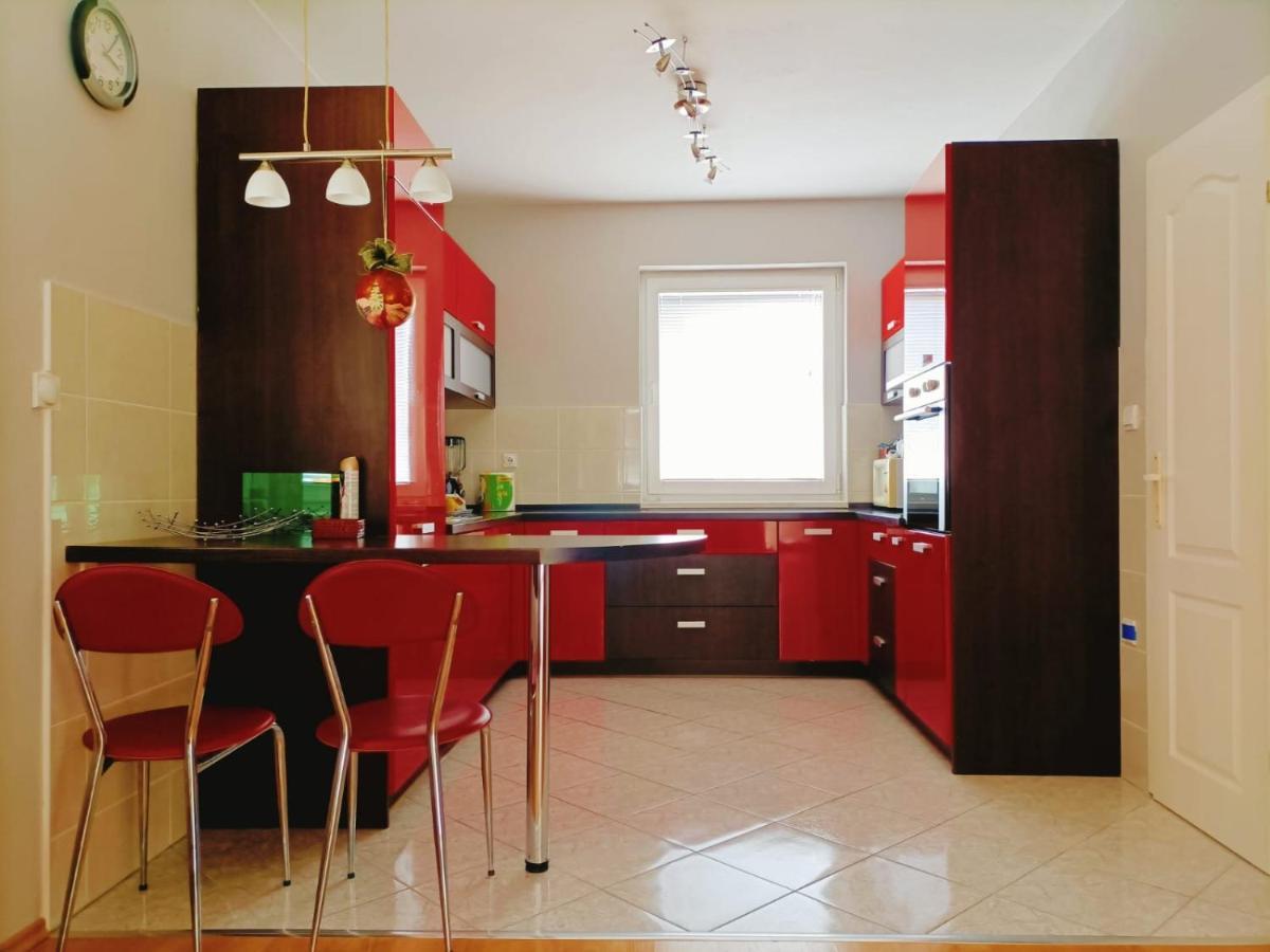 Villa 2 Etagen Mit Grossen Garten Modrica Buitenkant foto