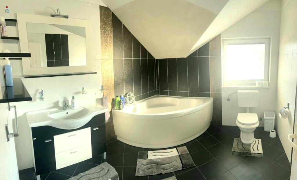 Villa 2 Etagen Mit Grossen Garten Modrica Buitenkant foto